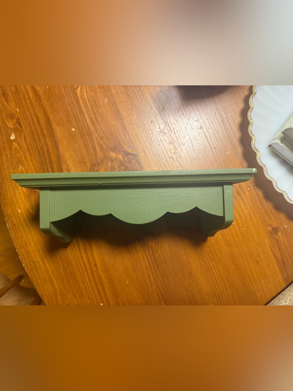 ✨ Vintage Green Decorative Wall Shelf - Classic Scalloped Accent